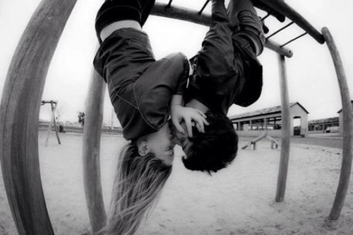 Zakochani wiszą do góry nogami